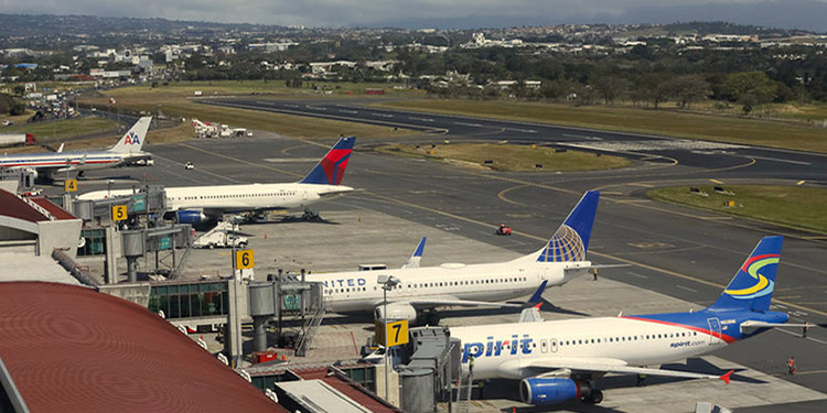 Diez empresas van por concesión aeroportuaria