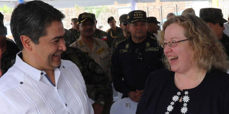 Presidente Hernández y la encargada de negocios de los EEUU, estrechan lazos de amistad en desfile de las FFAA