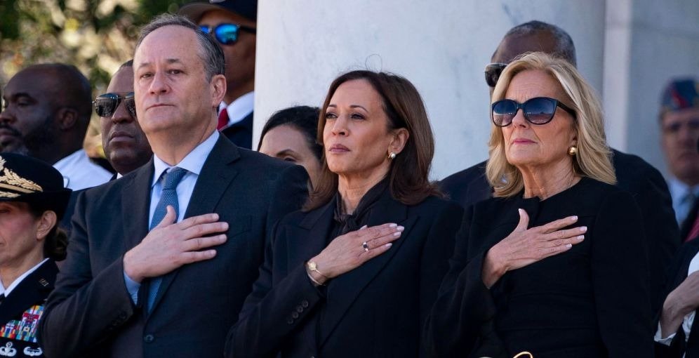 El personal de la Casa Blanca recibe a Harris con aplausos tras su derrota frente a Trump